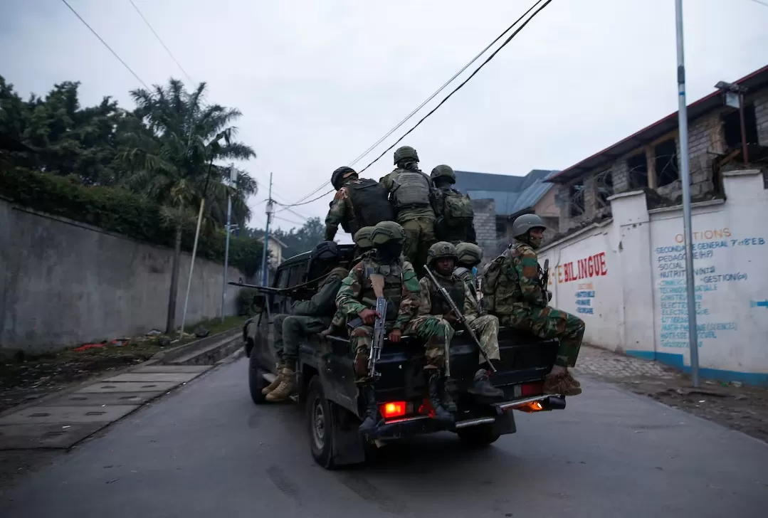 Anggota kelompok pemberontak M23 berpatroli di tengah konflik antara mereka dan Angkatan Bersenjata Republik Demokratik Kongo. (Foto: reuters.com)