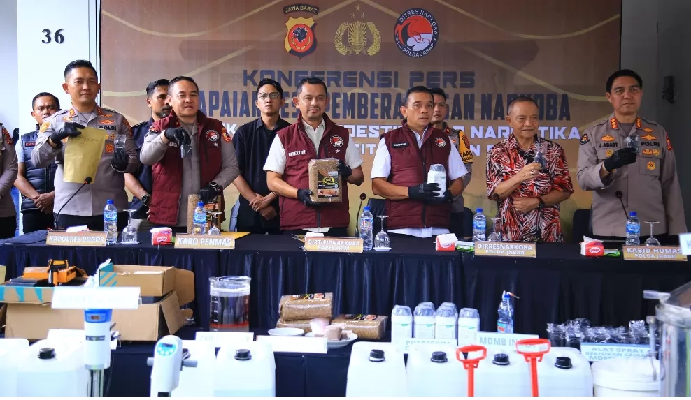 Brigjen Pol. Mukti Juharsa pimpin konferensi pers, menunjukkan barang bukti tembakau sintetis hasil penggerebekan di Sentul, Bogor. (Foto: Dok. TBNews) 