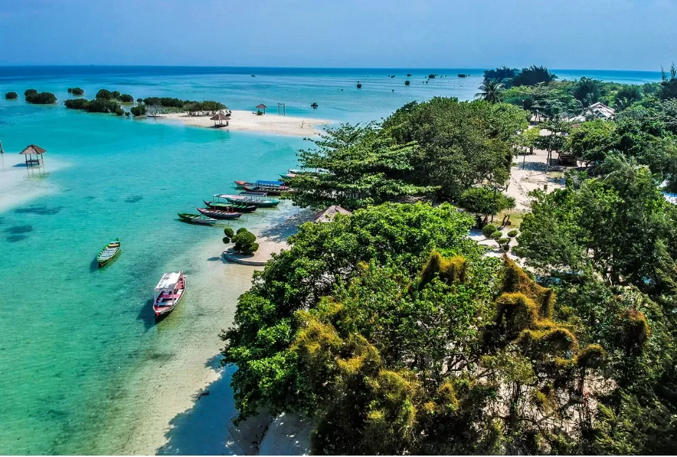 Pantai Pasir Perawan di Pulau Pari dengan air jernih dan pasir putih yang memikat wisatawan. (Foto: indonesia.travel)