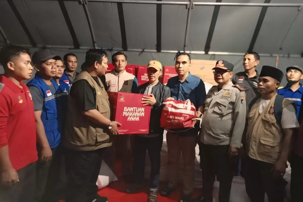 Tim Kemensos secara simbolis menyalurkan bantuan kepada warga terdampak banjir di Lombok Barat. (Foto: Dok. Kemensos)