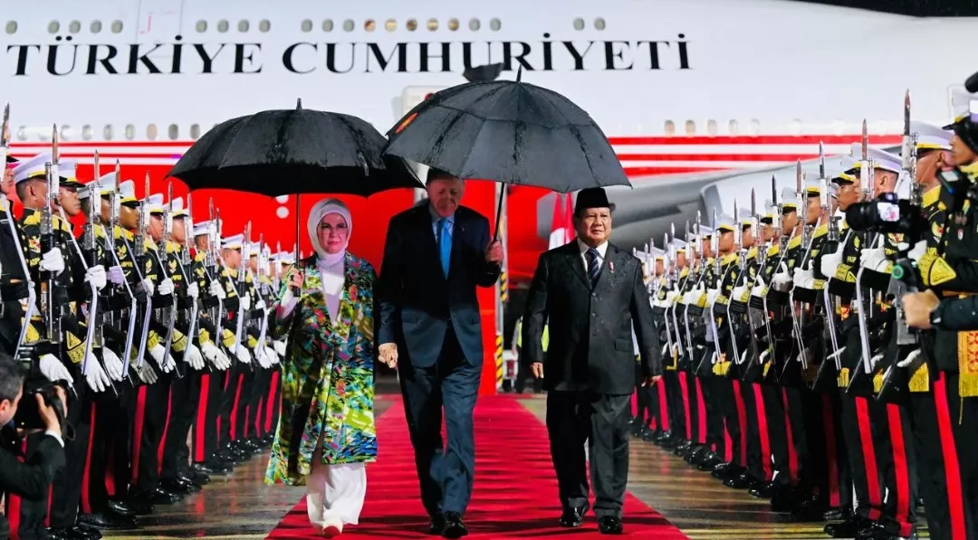 Presiden RI, Prabowo Subianto, menyambut kedatangan Presiden Turkiye, Recep Tayyip Erdogan beserta Ibu Emine Erdogan di Pangkalan TNI AU Halim Perdanakusuma. Foto: BPMI Setpres/Laily Rachev