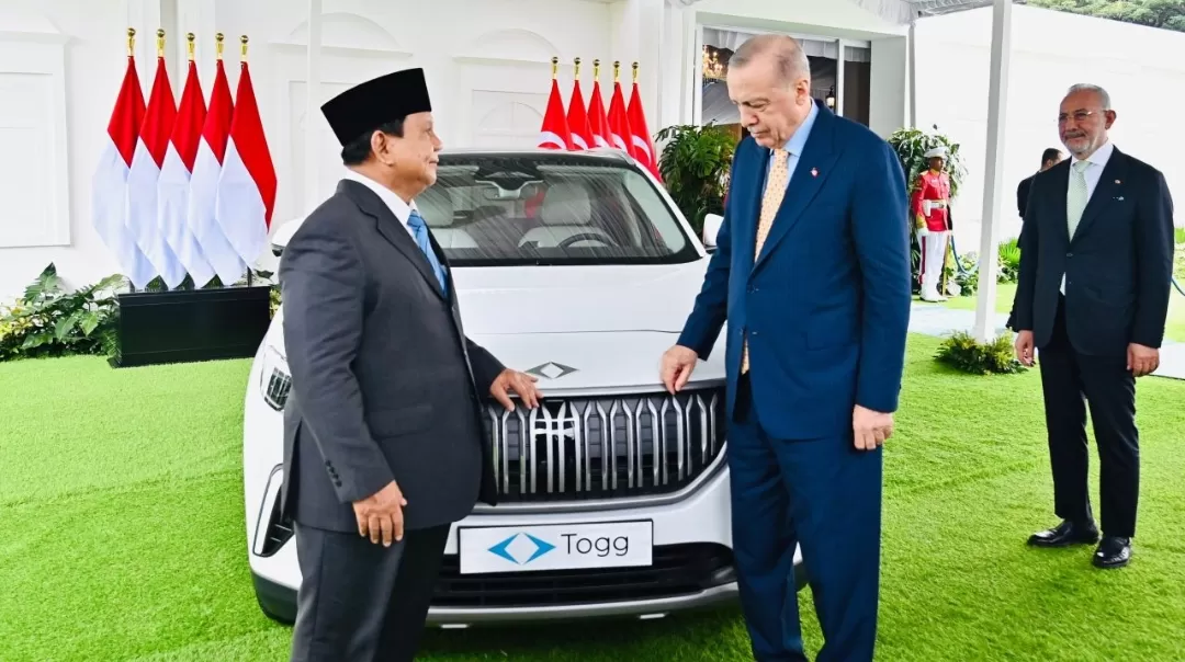 Presiden Turkiye Recep Tayyip Erdoğan secara simbolis memberikan kendaraan listrik Turkiye Togg T10X kepada Presiden Republik Indonesia Prabowo Subianto.Foto: BPMI Setpres/Laily Rachev
