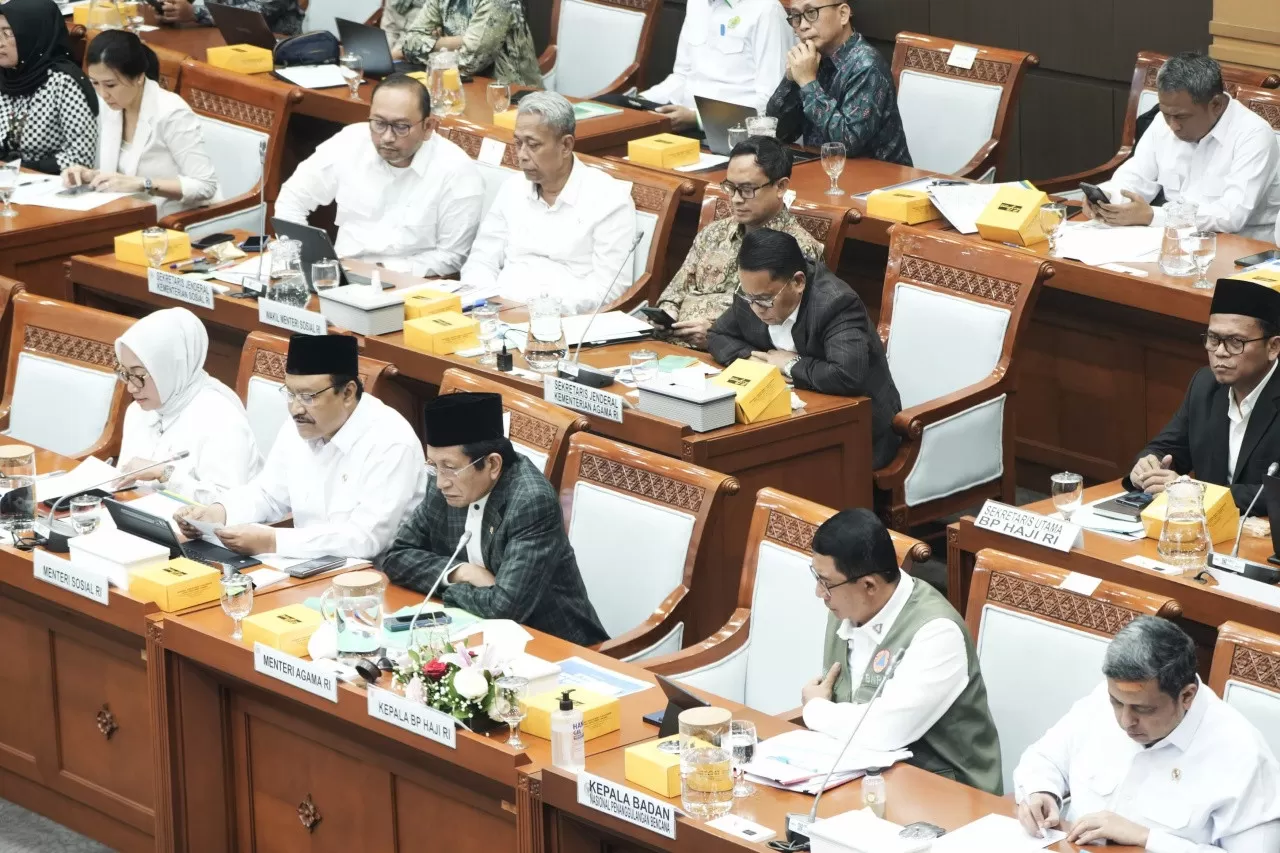 Mensos Saifullah Yusuf saat Raker dengan Komisi VIII DPR RI membahas efisiensi anggaran Kemensos 2025. (Foto: dok. Kemensos)