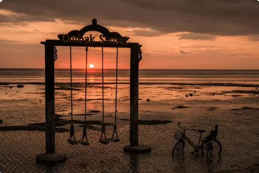 Keindahan sunset di Gili Trawangan dengan latar laut tenang dan Siluet Gunung Agung. (sumber: wonderfulimages.kemenparekraf.go.id)
