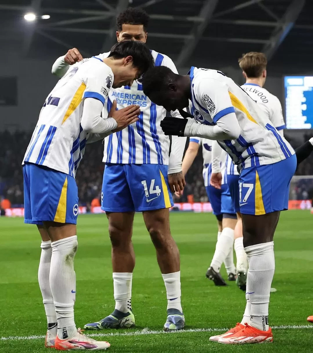 Yankuba Minteh dan Kaoru Mitoma saat merayakan keberhasilan mereka menjadi kunci kemenangan Brighton atas Chelsea. (Foto: Instagram @minteh01)