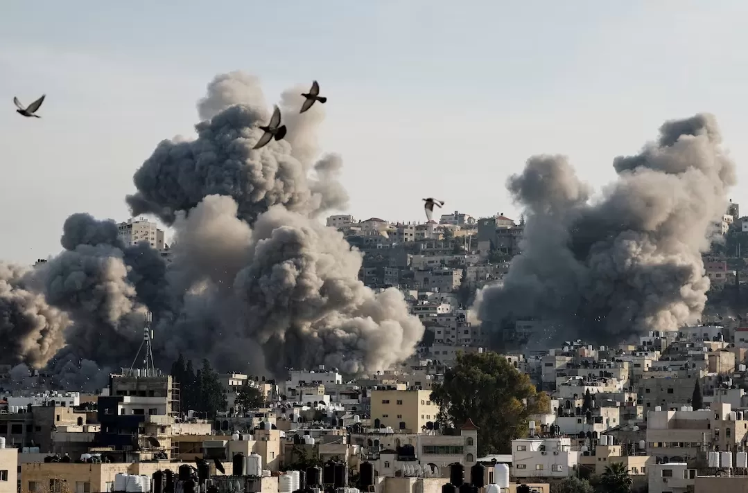 Asap mengepul setelah serangan Israel, di Jenin, di Tepi Barat yang diduduki Israel. Foto: reuters.com.