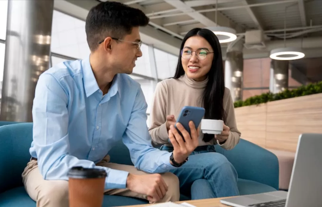 Ilustrasi. Teman berbagi cerita untuk melepaskan rasa bersalah dan move on. (Foto: Freepik)