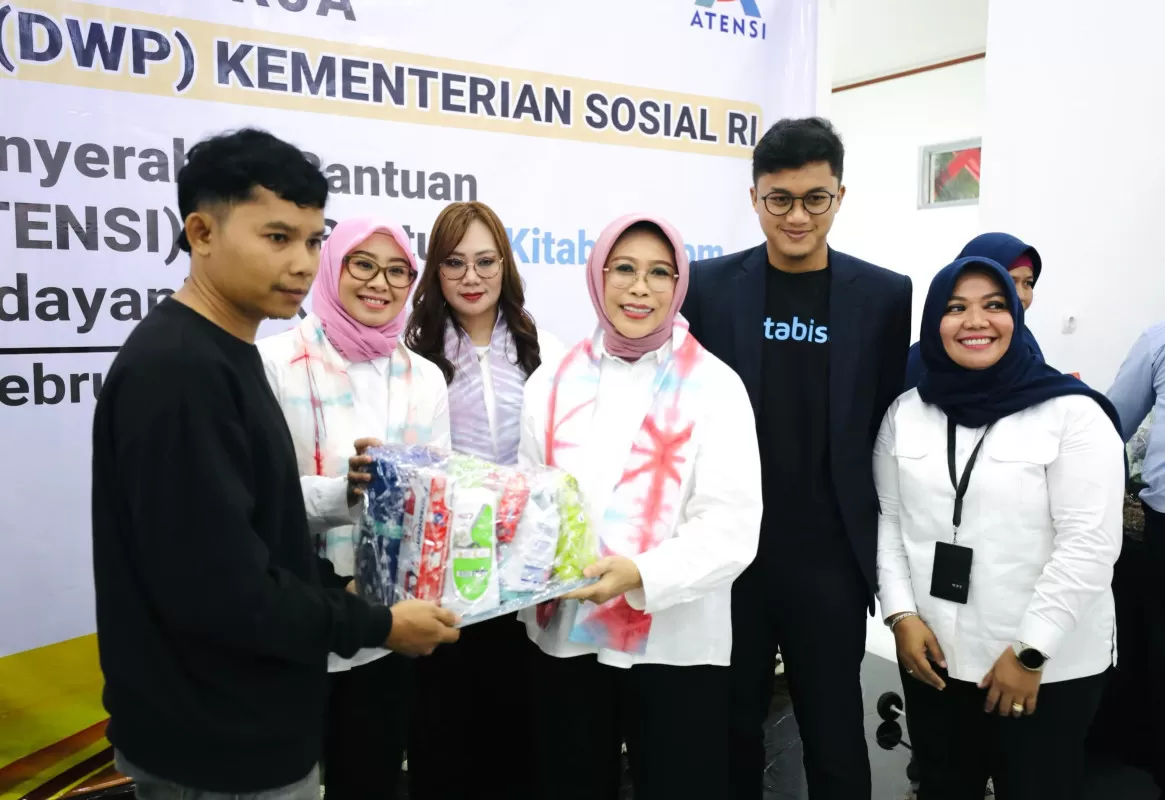 Fatma Saifullah Yusuf menyerahkan bantuan kepada penerima manfaat di Sentra Handayani, Jakarta. (Foto: Dok. Kemensos)