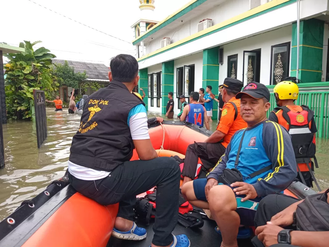 Petugas meninjau dan menyalurkan bantuan logistik kepada warga terdampak banjir di Bandar Lampung dan sekitarnya. (Foto: dok. Kemensos)