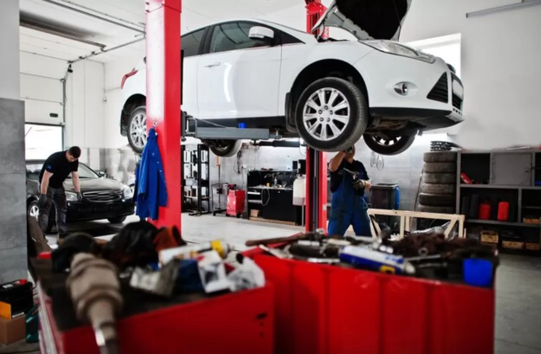 Ilustrasi. Pemeriksaan mobil setelah perjalanan jauh penting untuk menjaga keselamatan dan kenyamanan saat berkendara. (Foto: Freepik)