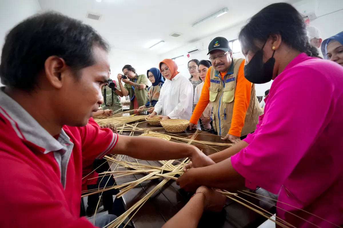 Mensos Saifullah Yusuf berdialog dengan pekerja difabel saat kunjungan ke Krisna Nusantara Grup di Bali. (Foto: Dok. Kemensos)
