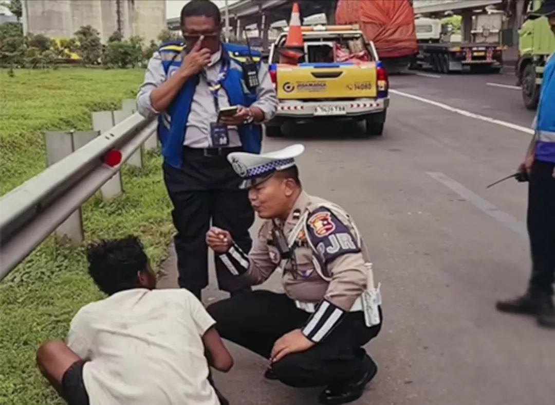 Ket. Foto: Aipda Agus Salim menyelamatkan seorang pria yang diduga mengalami gangguan jiwa. (Foto: Dok. Humas Polri)