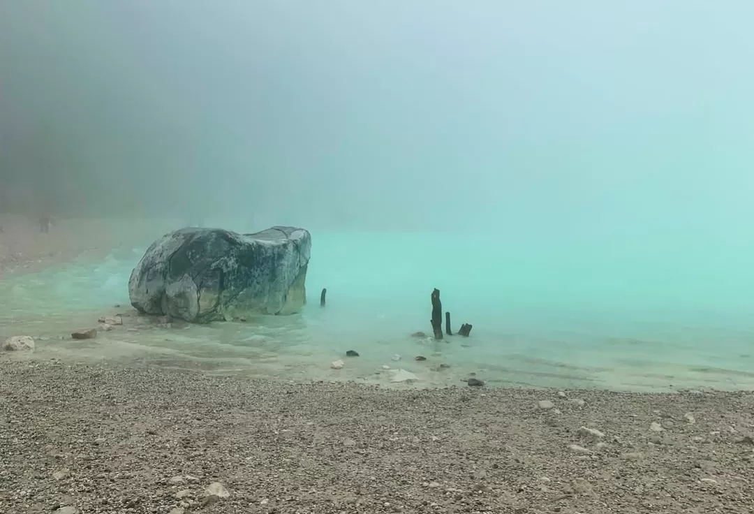 Salah satu tempat wisata menarik di Bandung adalah Kawah Putih, Danau vulkanik yang memiliki air berwarna putih kehijauan. (Foto: Instagram @wisatakawahputih)