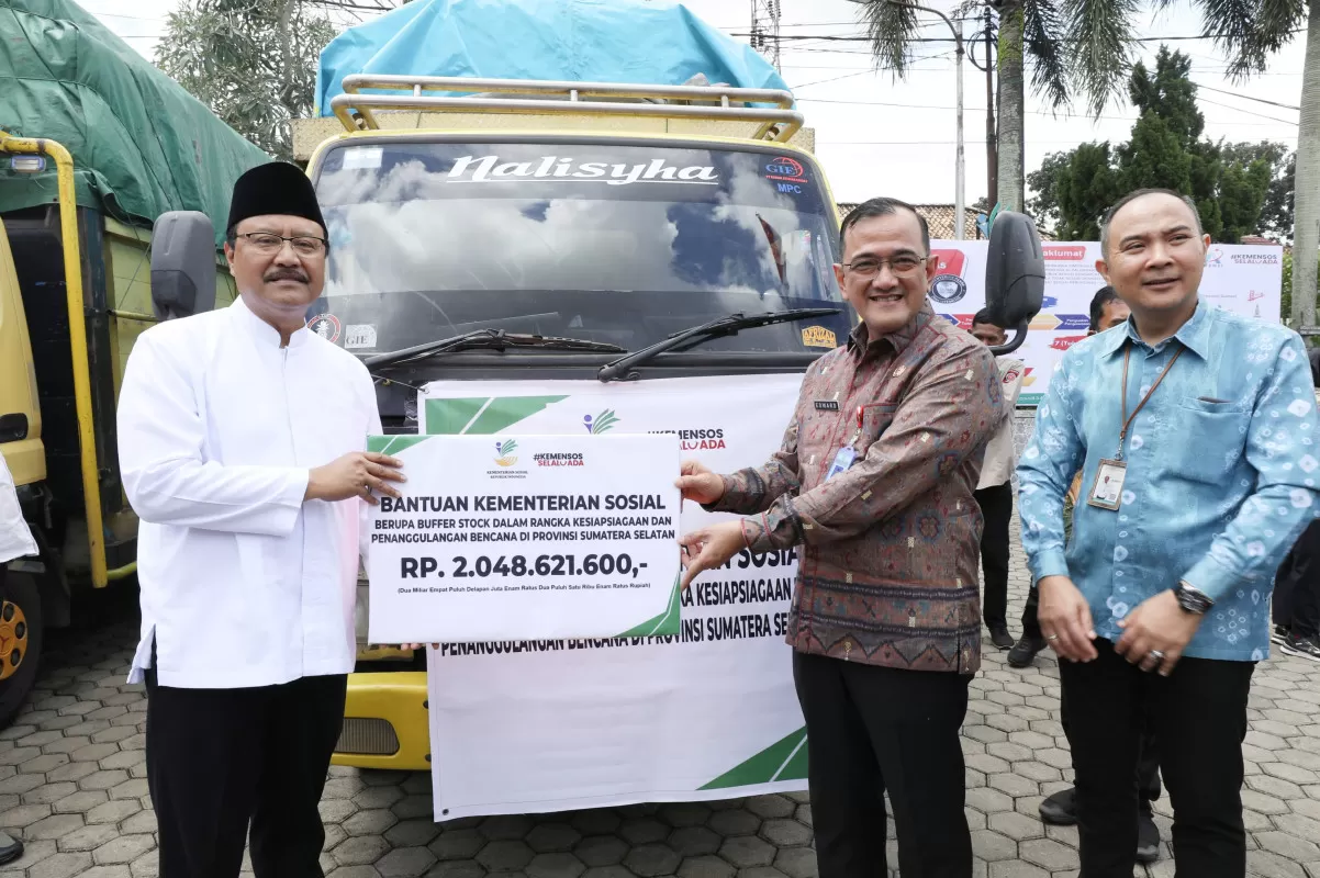 Menteri Sosial Gus Ipul menyerahkan bantuan Atensi dan buffer stock bencana kepada petugas di Sumatera Selatan.(Foto: dok. Kemensos)