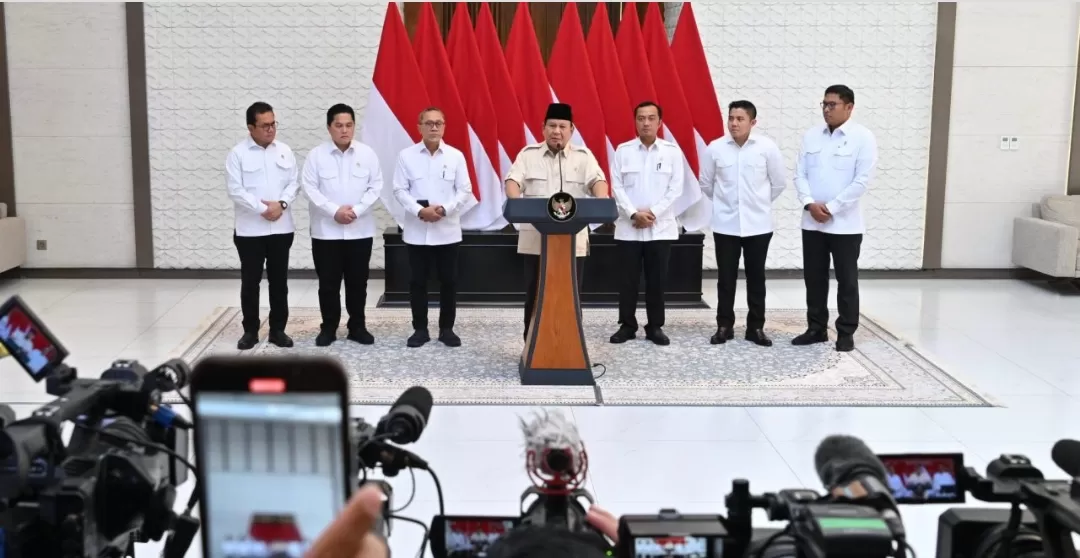 Presiden Prabowo Subianto saat menyampaikan instruksi di Pangkalan TNI AU Halim Perdanakusuma, Jakarta. (Foto: BPMI Setpres/Cahyo)