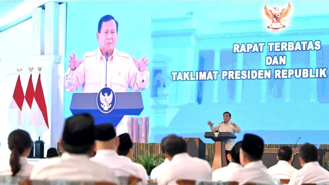 Presiden Prabowo Subianto menggelar rapat terbatas dan taklimat bersama jajaran kabinet Merah Putih di Halaman Istana Kepresidenan Jakarta. Foto: BPMI Setpres/Laily Rachev