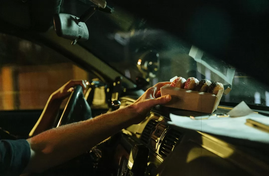 Ilustrasi. Suasana buka puasa meski di dalam mobil akan tetap berkesan jika dipersiapkan dengan baik.(Foto: Pexels)