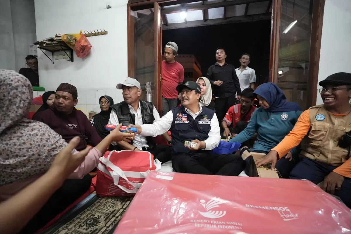 Mensos Saifullah Yusuf berbincang dengan pengungsi, memastikan bantuan dan kondisi warga terdampak banjir Cawang-Cililitan.(Foto: Dok. Kemensos)