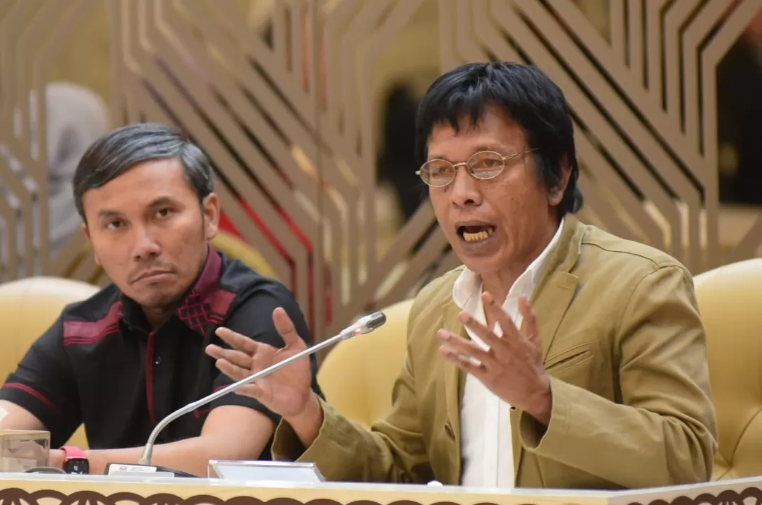 Anggota Komisi V DPR RI Adian Napitupulu, saat mengikuti rapat dengar pendapat umum (RDPU) dengan PT. Gojek, PT. Grab dan PT. Maxim. (Foto: Oji/vel)