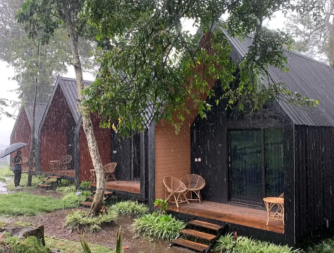 Glamping di Merbabu Park dengan fasilitas lengkap pemandangan Gunung Merbabu yang indah. (Foto: Instagram @merbabupark)