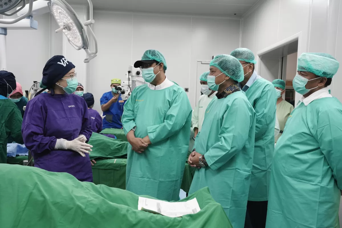 Menteri Sosial Gus Ipul meninjau jalannya operasi katarak gratis di RSAU dr. M. Salamun.(Foto: dok. Kemensos)