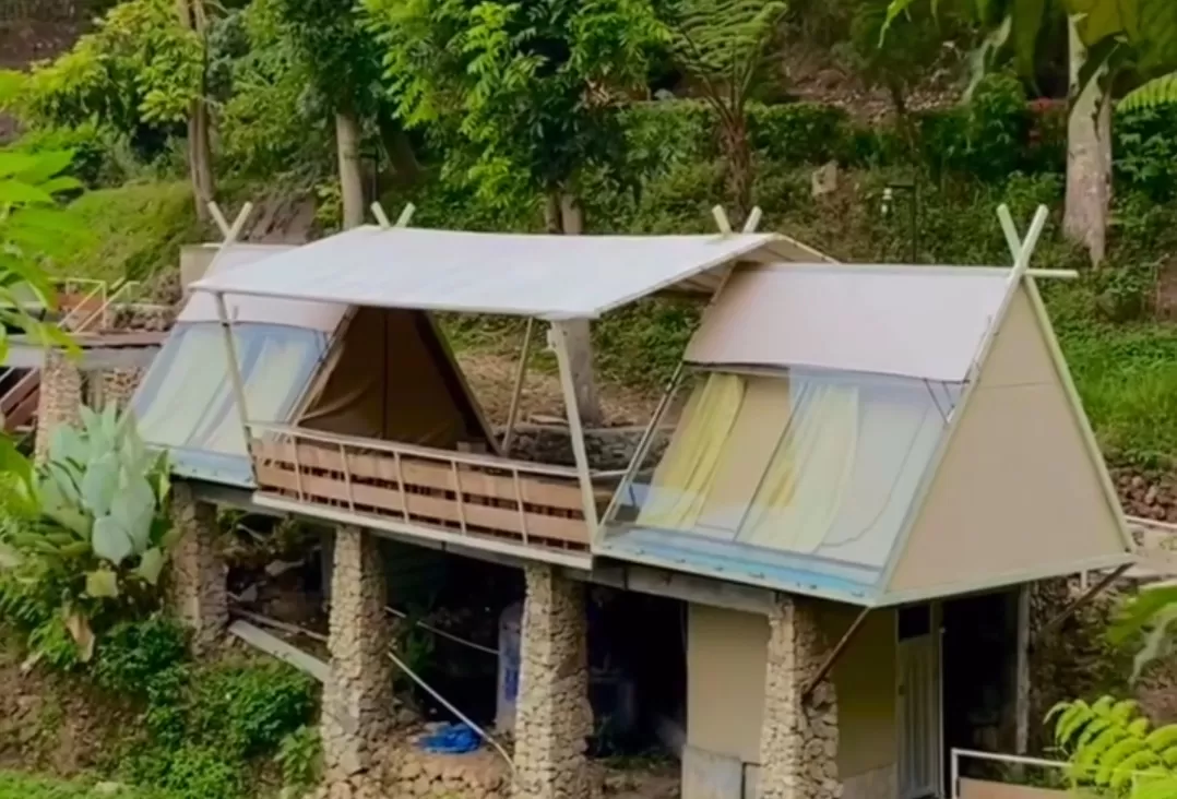 Umbul Sidomukti menawarkan Glamping nyaman dengan pemandangan alam memukau dan desain unik. (Foto: Instagram @camping.umbulsidomukti)