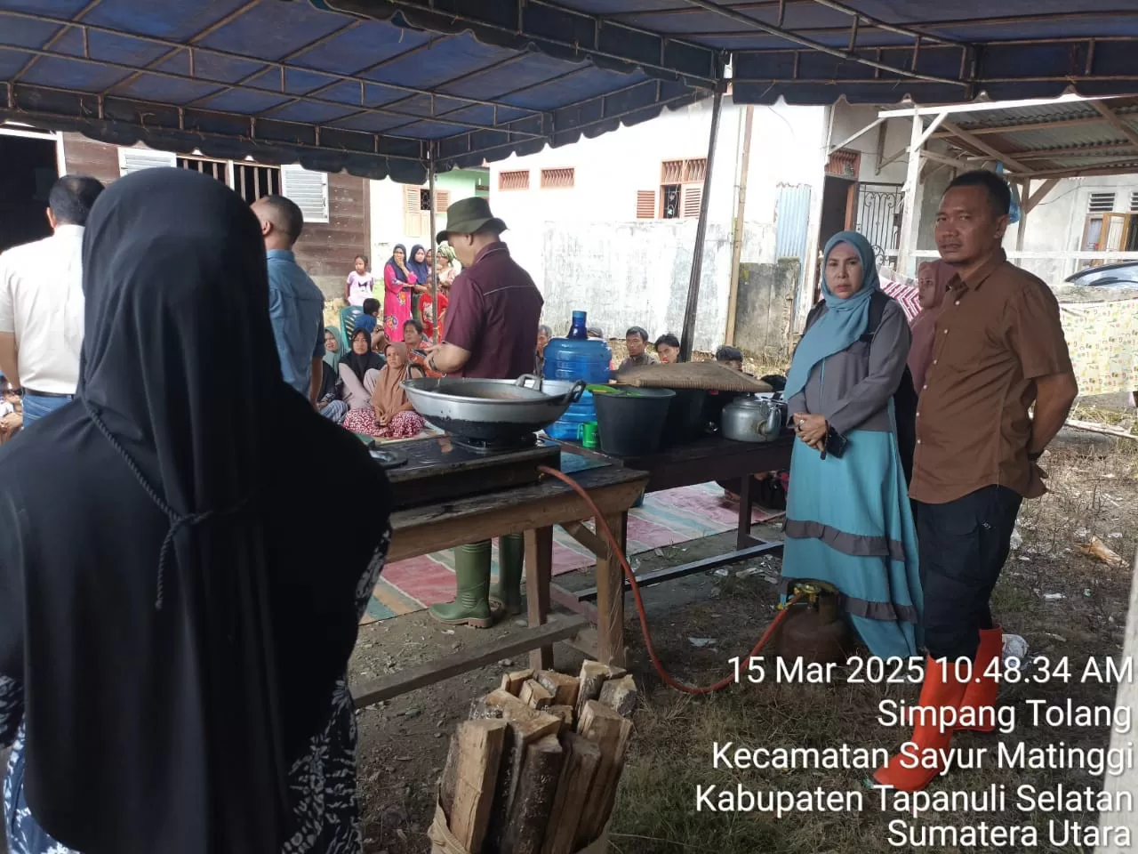 Tagana dan relawan mendistribusikan bantuan logistik kepada warga terdampak banjir di Tapanuli Selatan.(Foto: Dok. Kemensos)