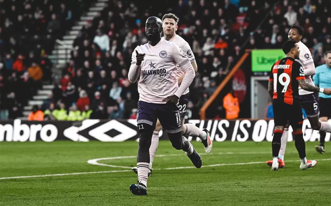Yoane Wissa melakukan selebrasinya usai menyamakan kedudukan di menit 30. (Foto: Instagram @brentfordfc)