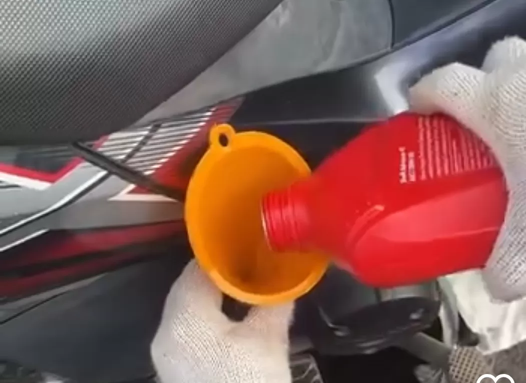 Ilustrasi. Hindari menyemprotkan angin kompresor saat ganti oli agar mesin motor tetap awet. (Foto: Instagram @dad_gimanacaranya)