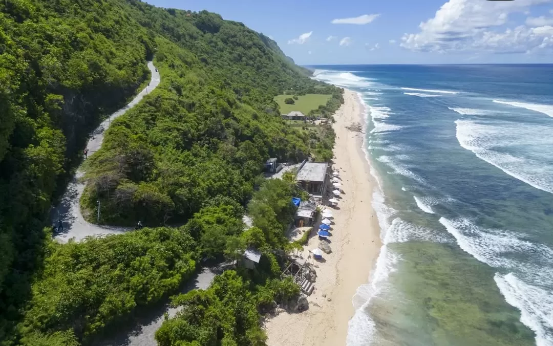Nampak dari atas keindahan pantai Nyang Nyang. (Foto: Instagram @dwicreative)