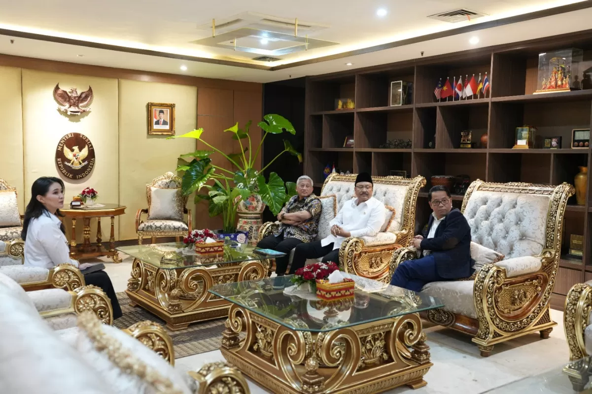 Menteri Sosial Gus Ipul dan Gubernur Maluku Utara bertemu membahas rencana pembangunan Sekolah Rakyat.(Foto: Dok. Kemensos)