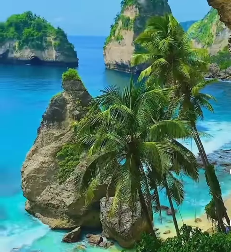 Diamond Beach, pantai cantik di balik tebing dengan pemandangan laut biru yang memukau.(Foto: Instagram @bali_vibes2)