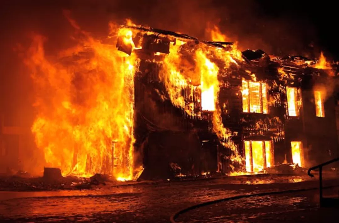 Ilustrasi. Asap tebal membubung dari pangkalan udara Engels setelah serangan drone Ukraina yang memicu ledakan besar.(Foto: Pexels)