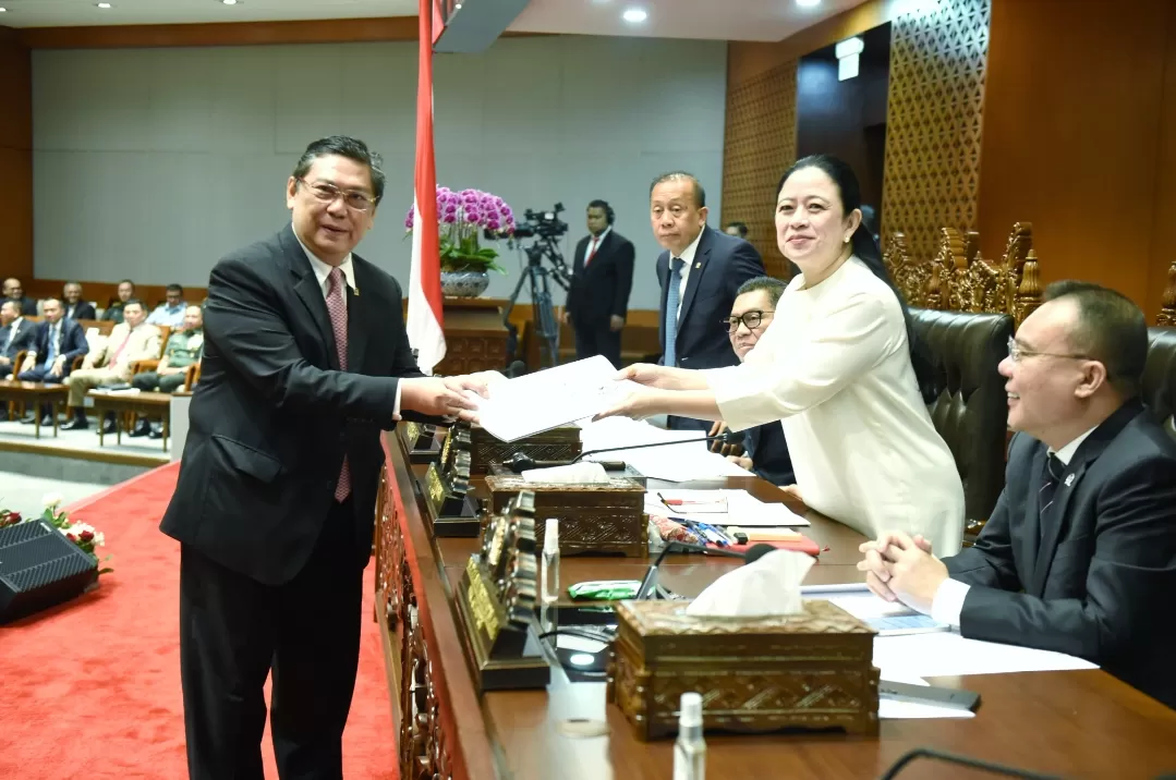 Ketua Komisi I DPR RI, Utut Adianto, saat menyerahkan laporan ke ketua DPR RI usai disahkannya UU TNI. Foto: Jaka/vel 