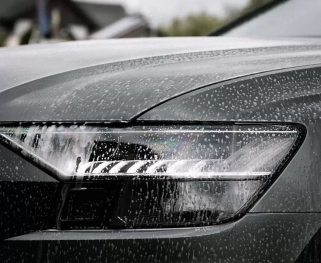 Ilustrasi. Water spot membandel di mobil bisa diatasi dengan teknik pembersihan dan perawatan yang tepat. (Foto: Freepik)