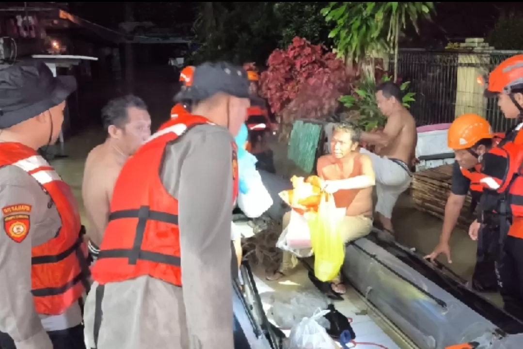 Personel Ditsamapta Polda Sulut mengevakuasi warga menggunakan perahu karet di lokasi banjir Manado.(Foto: humas.polri.go.id)