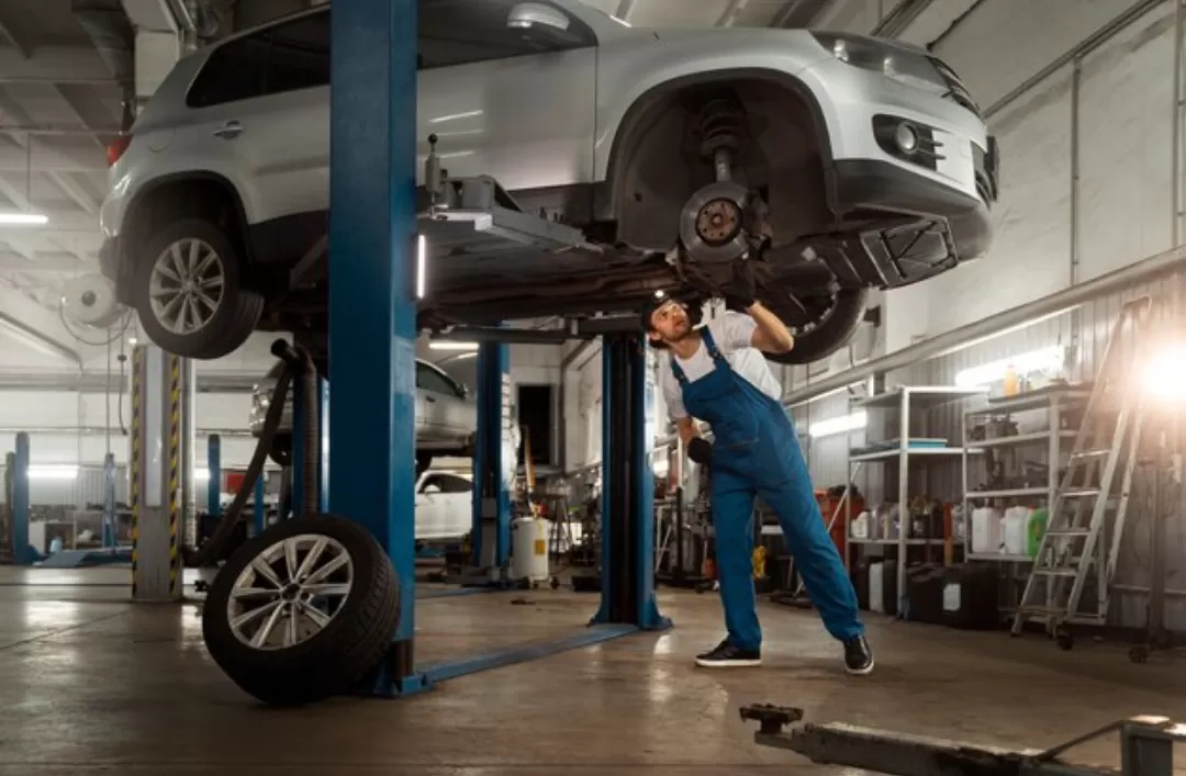 Ilustrasi. Perawatan kaki-kaki mobil penting untuk menjaga kenyamanan, stabilitas, dan keselamatan berkendara setiap hari. (Foto: Freepik)