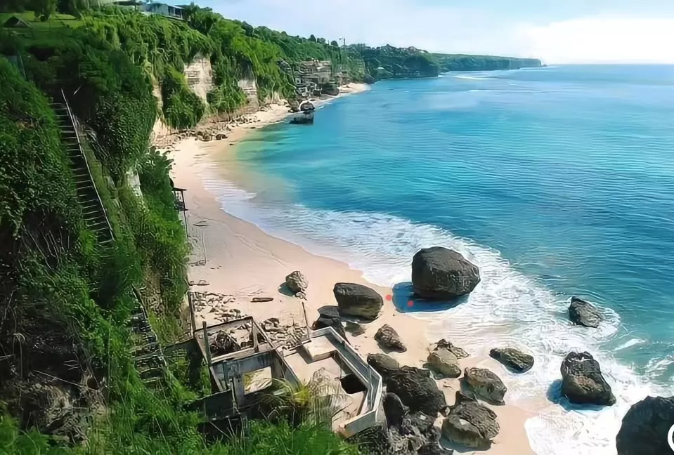 Keindahan Pantai Cemongkak yang tersembunyi di balik tebing hijau dengan pemandangan laut biru menawan. (Foto: Instagram @puslita_nagari_)