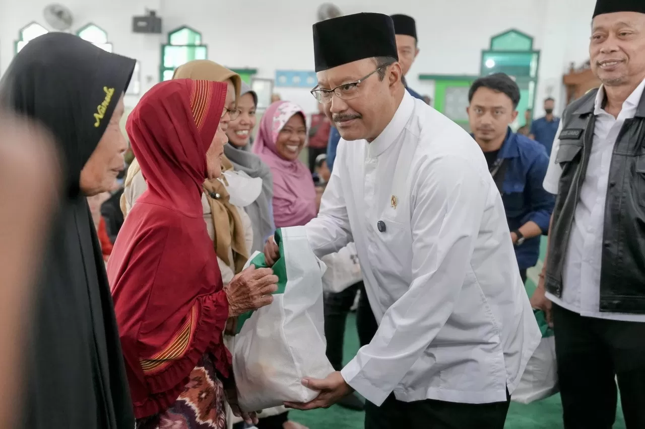 Gus Ipul menyalurkan bantuan untuk warga Kelurahan Mojosongo, Kecamatan Jebres, Kota Surakarta. (Foto: Dok. Kemensos)