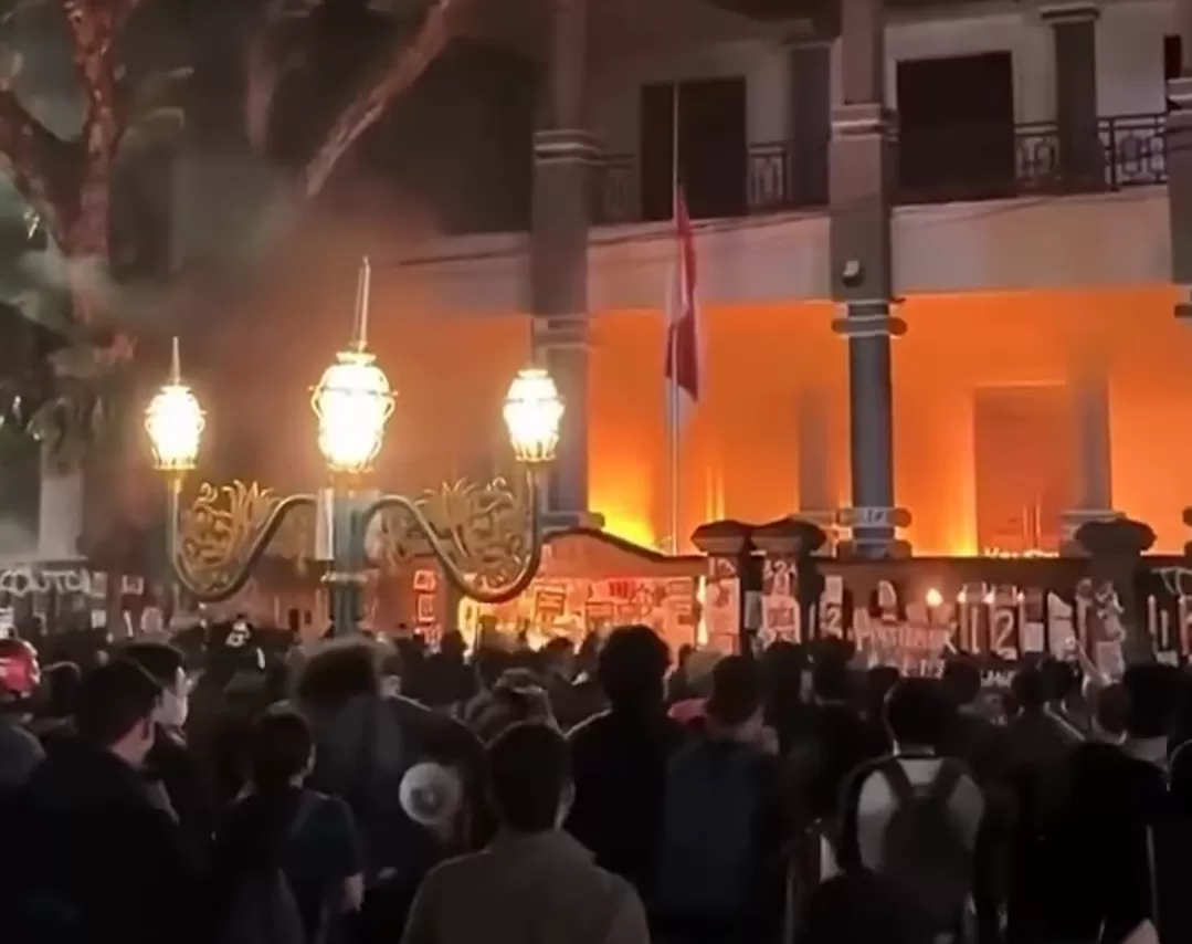 Massa bentrok dengan aparat di depan Gedung DPRD Malang saat demo tolak UU TNI.(Foto: Instagram @fakta.indo)