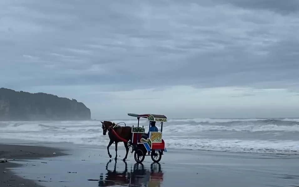 Bendi klasik melintasi pasir, mengajak wisatawan menikmati romantika alam Parangtritis di kala senja. (Foto: Instagram @nursellaa)