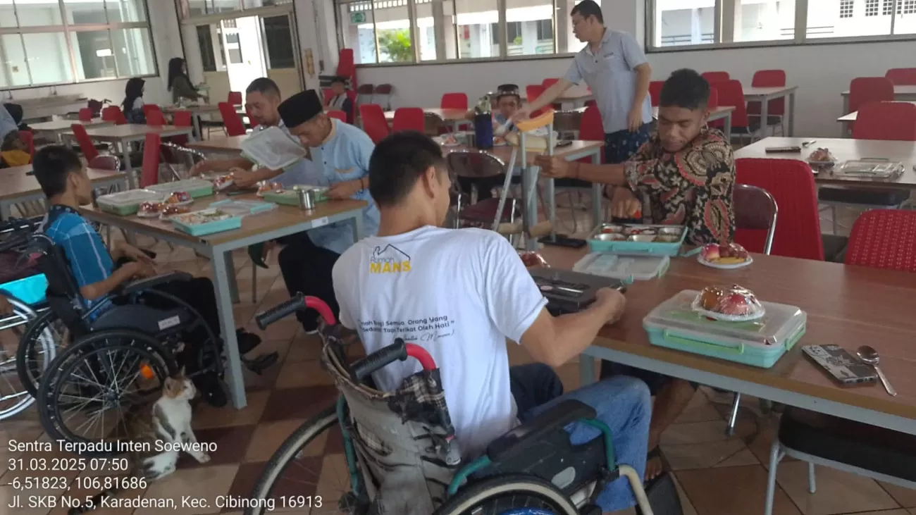 Juru masak STIS Bogor menyiapkan hidangan lebaran untuk penghuni dengan penuh dedikasi dan kebersamaan. (Foto: dok. Kemensos)