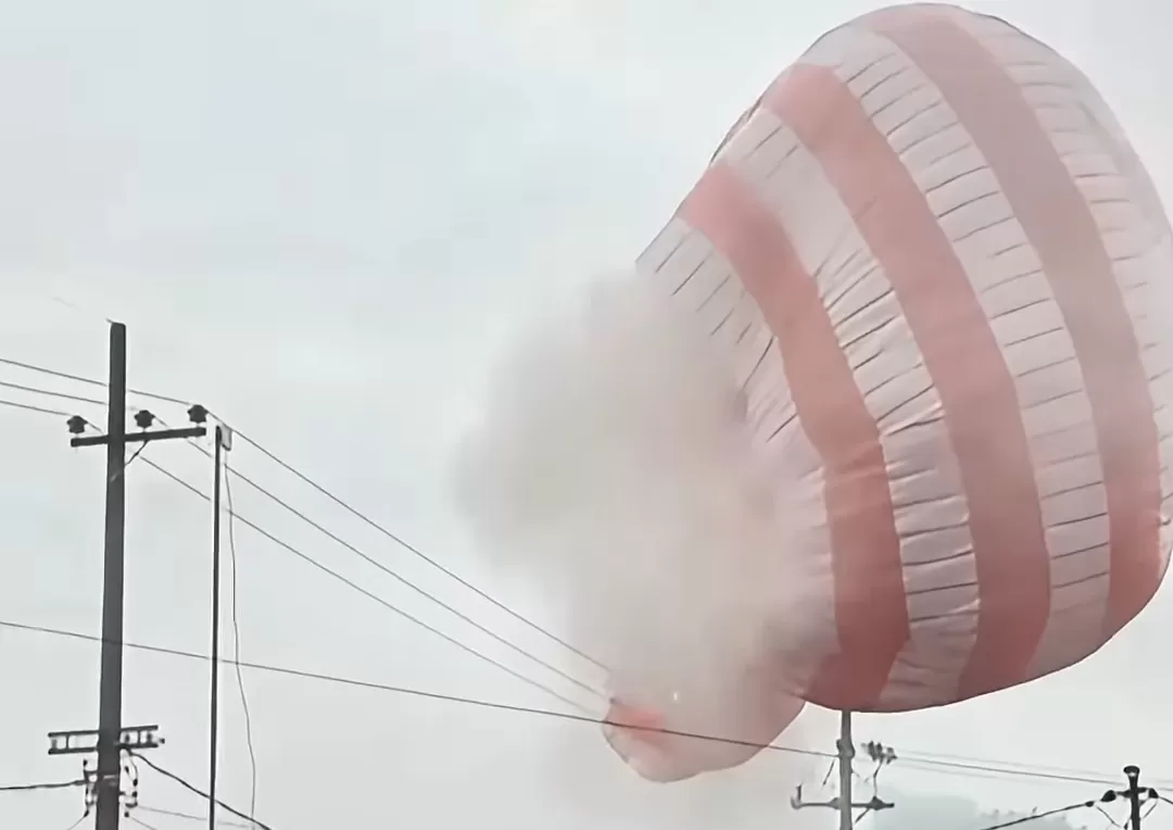 Balon udara liar yang tersangkut di saluran listrik menyebabkan pemadaman di wilayah Pujon, Malang.(Foto: tangkapan layar Instagram @fakta.indo)