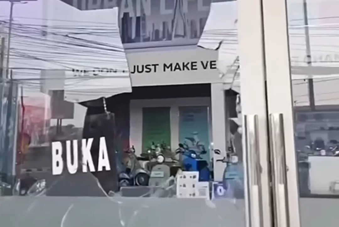 Dealer Vespa di Sidoarjo mengalami kerusakan akibat ledakan petasan yang menghancurkan kaca dan merusak motor.(Foto: Instagram @fakta.indo)