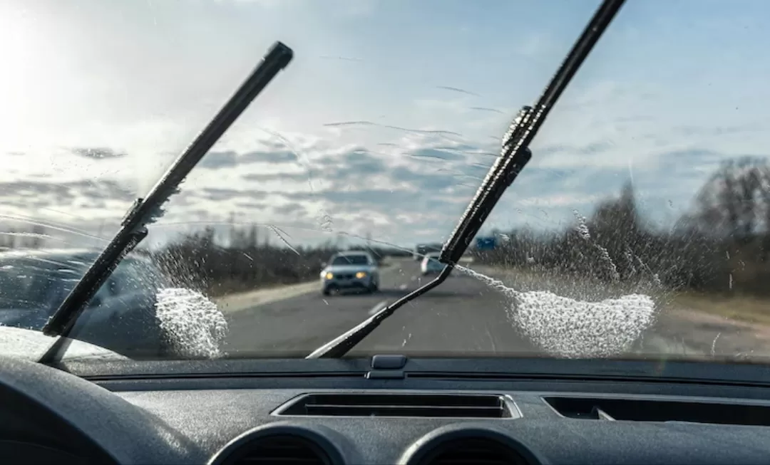 Ilustrasi. Wiper mobil yang terawat membantu menjaga pandangan tetap jernih saat berkendara dalam segala cuaca.(Foto: Freepik)