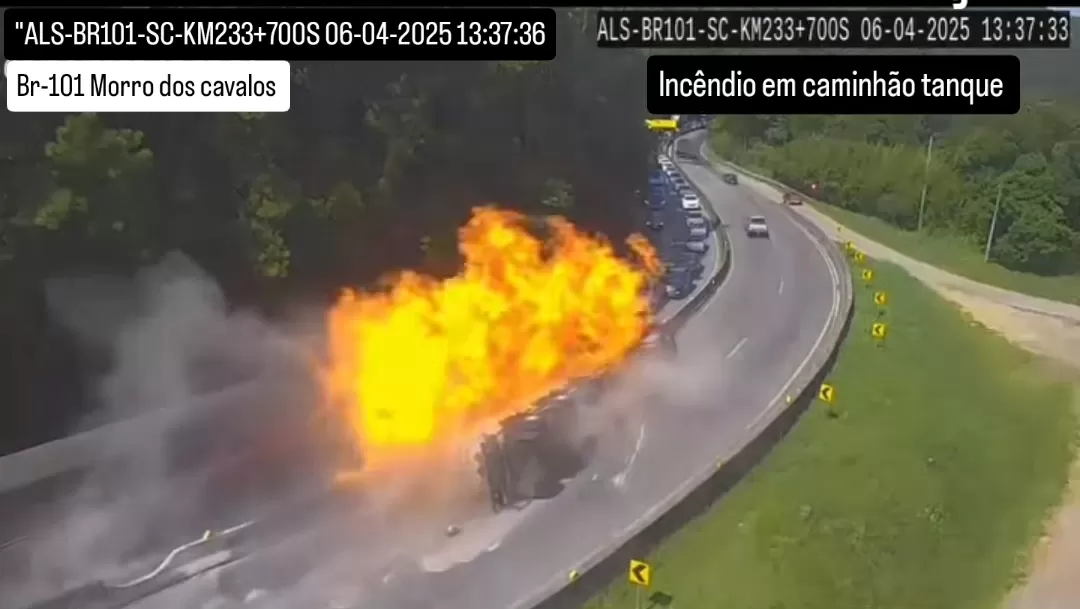 Api melahap kendaraan di BR-101 usai truk tangki bermuatan alkohol meledak di Palho&ccedil;a.(Foto: Instagram @rota163oficial)