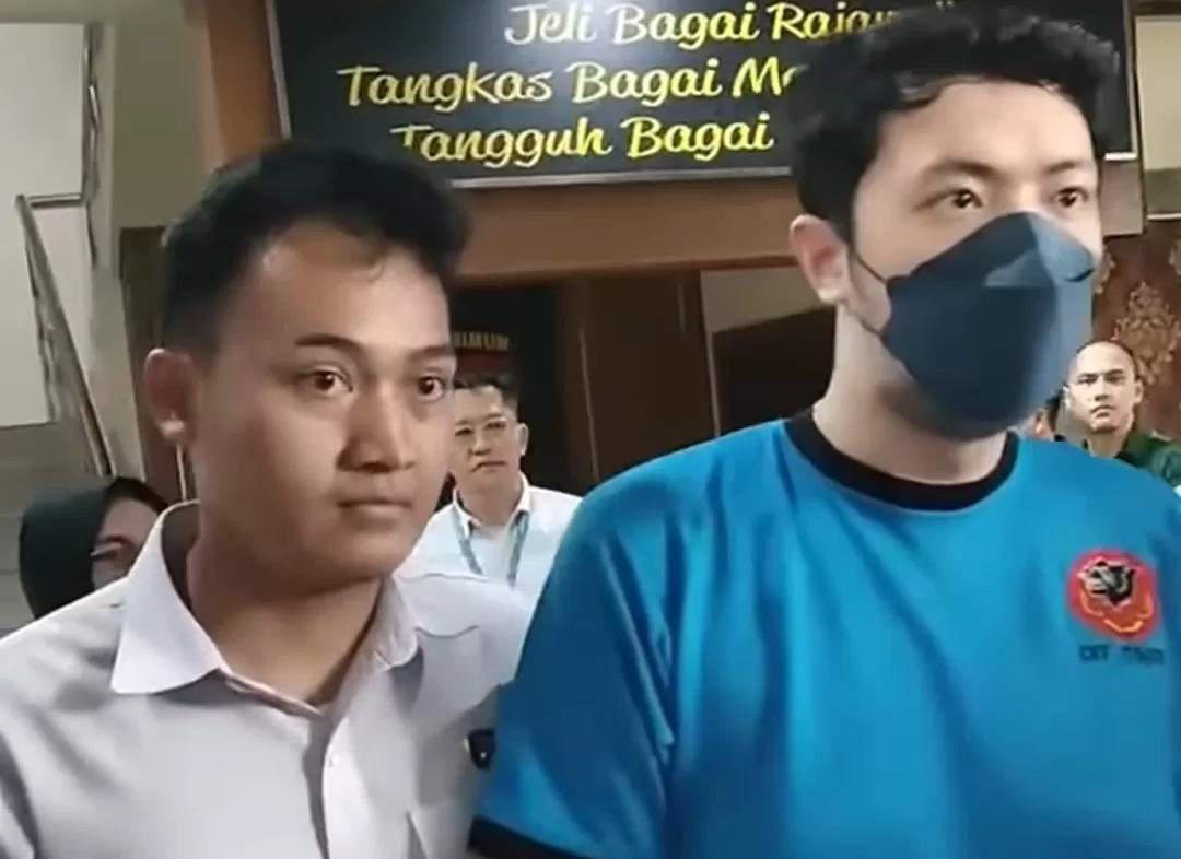 Tersangka saat dibawa polisi usai ditetapkan sebagai pelaku rudapaksa di RSHS.(Foto: tangkapan layar Instagram @fakta.indo)