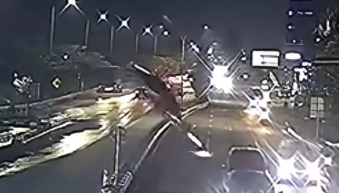 Mobil BMW yang terjun bebas dari ujung tol Gresik setelah menerobos barrier jalan.(Foto: Instagram @fakta.indo)