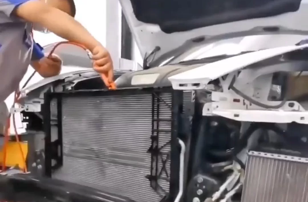 Kondensor mobil yang terletak di depan radiator, berperan penting dalam sistem pendinginan AC. (Foto: Instagram @doktermobil_kelapagading2)