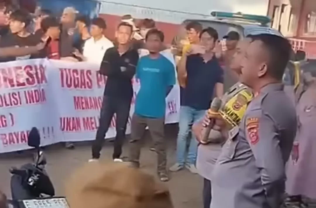 Warga Desa Amis memadati depan Polsek Cikedung dalam aksi protes. (Foto: Instagram @fakta.indo)